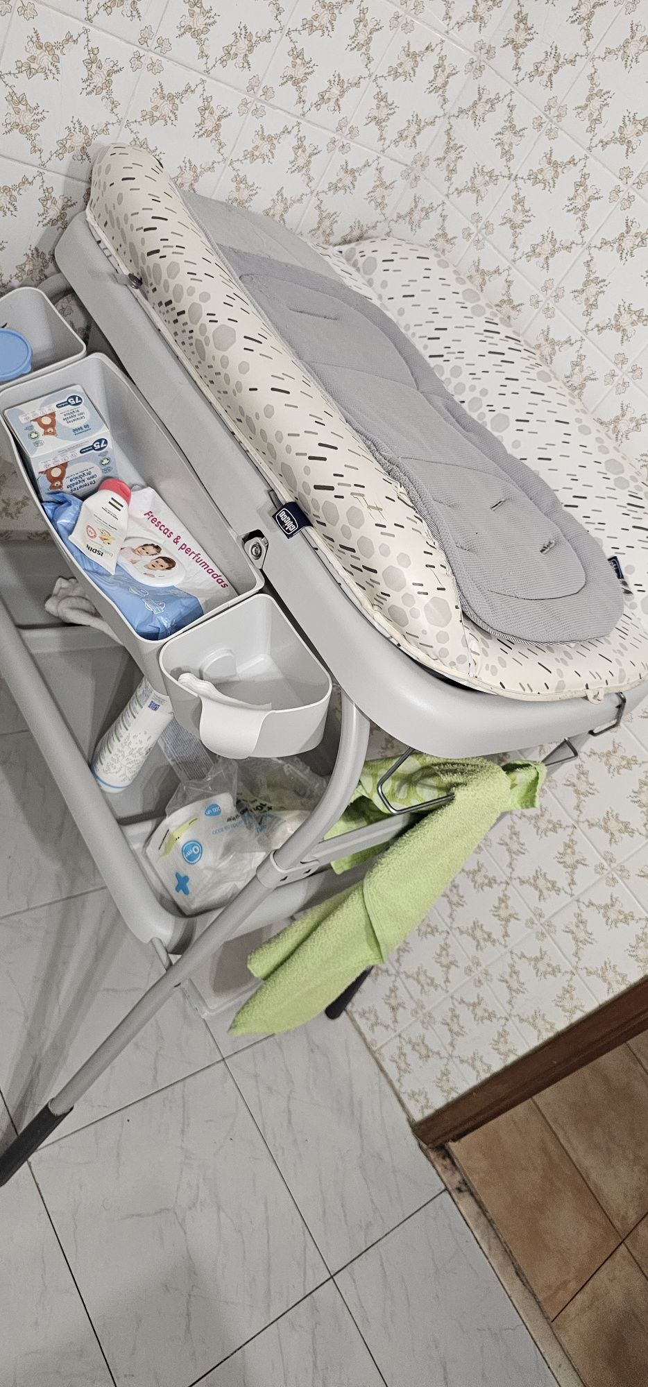 Banheira e com muda fraldas Chicco