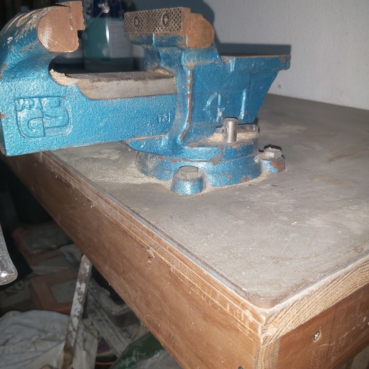Bancada de trabalho com chapa ferro e torno