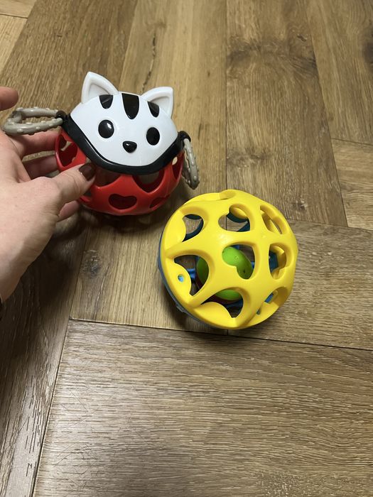 Piłka, grzechotka i interaktywna grzechotka dla niemowlaka