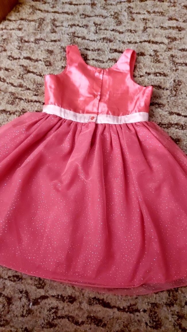 Шикарное малиновое платье на 4,5 лет