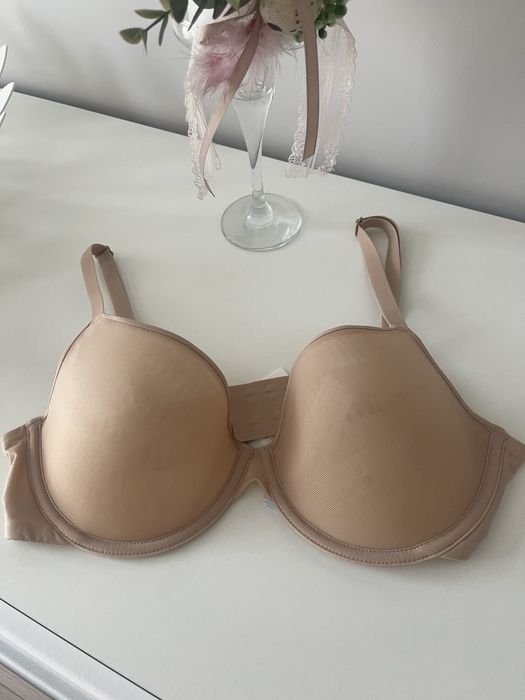 Бюст від Ойшо бежевого кольору