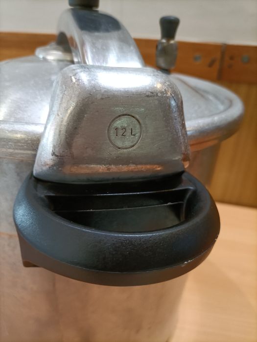 Panela de pressão Celar. 12 litros.
