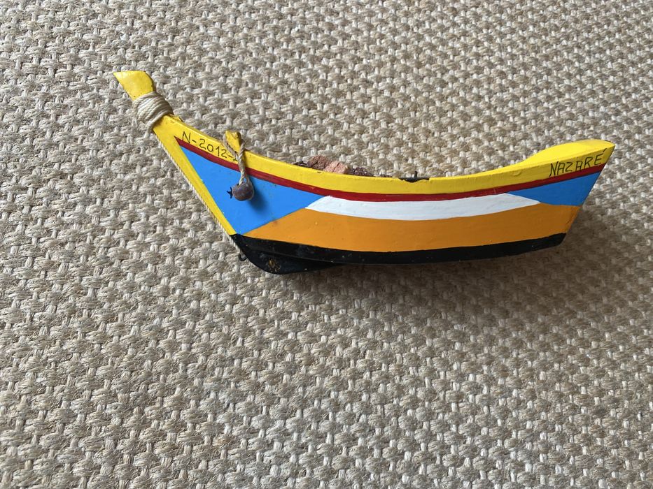 Miniatura em madeira,de barco típico da Nazaré