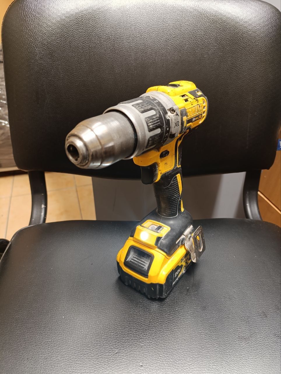 Акумуляторний шурупокрут DeWalt DcD796