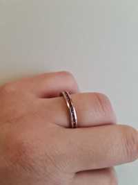 Srebrny pierścionek z różowymi cyrkoniami nowy srebro prosty