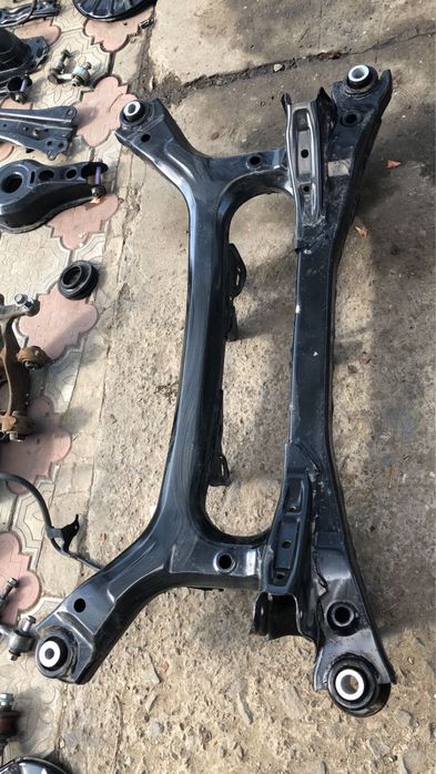 Продам задний подрамник Toyota Camry 70