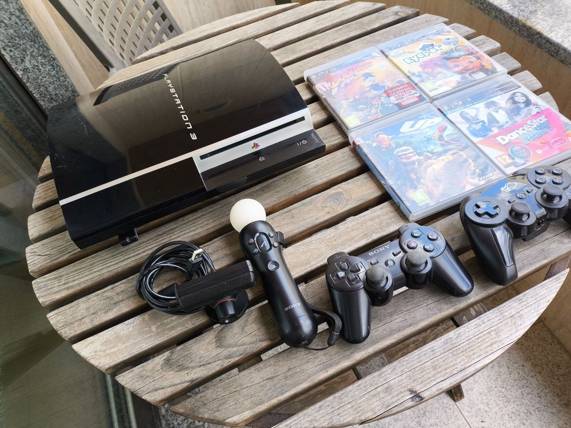 PlayStation 3 com Oferta 4 Jogos, 2 Comandos, 1  Comando Move e Câmera