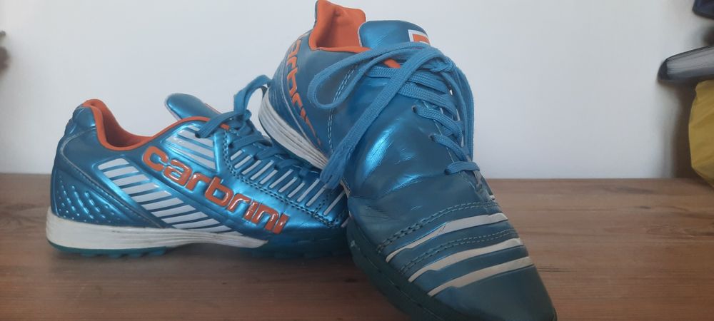 Buty sportowe do gry w piłkę firmy Carbrini