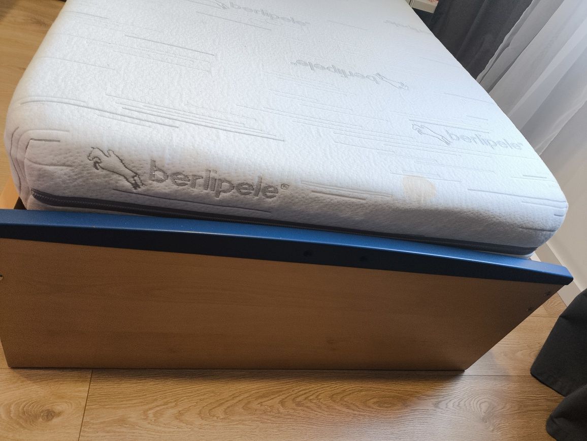 Cama de solteiro, 2 cómodas, 1 mesa de cabeceira e uma estante