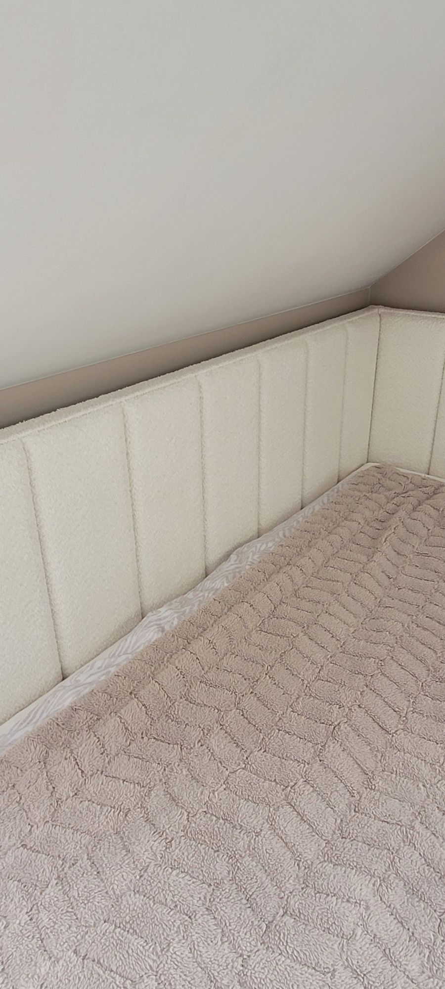 Łóżko 160×200 kremowe boucle z materacem