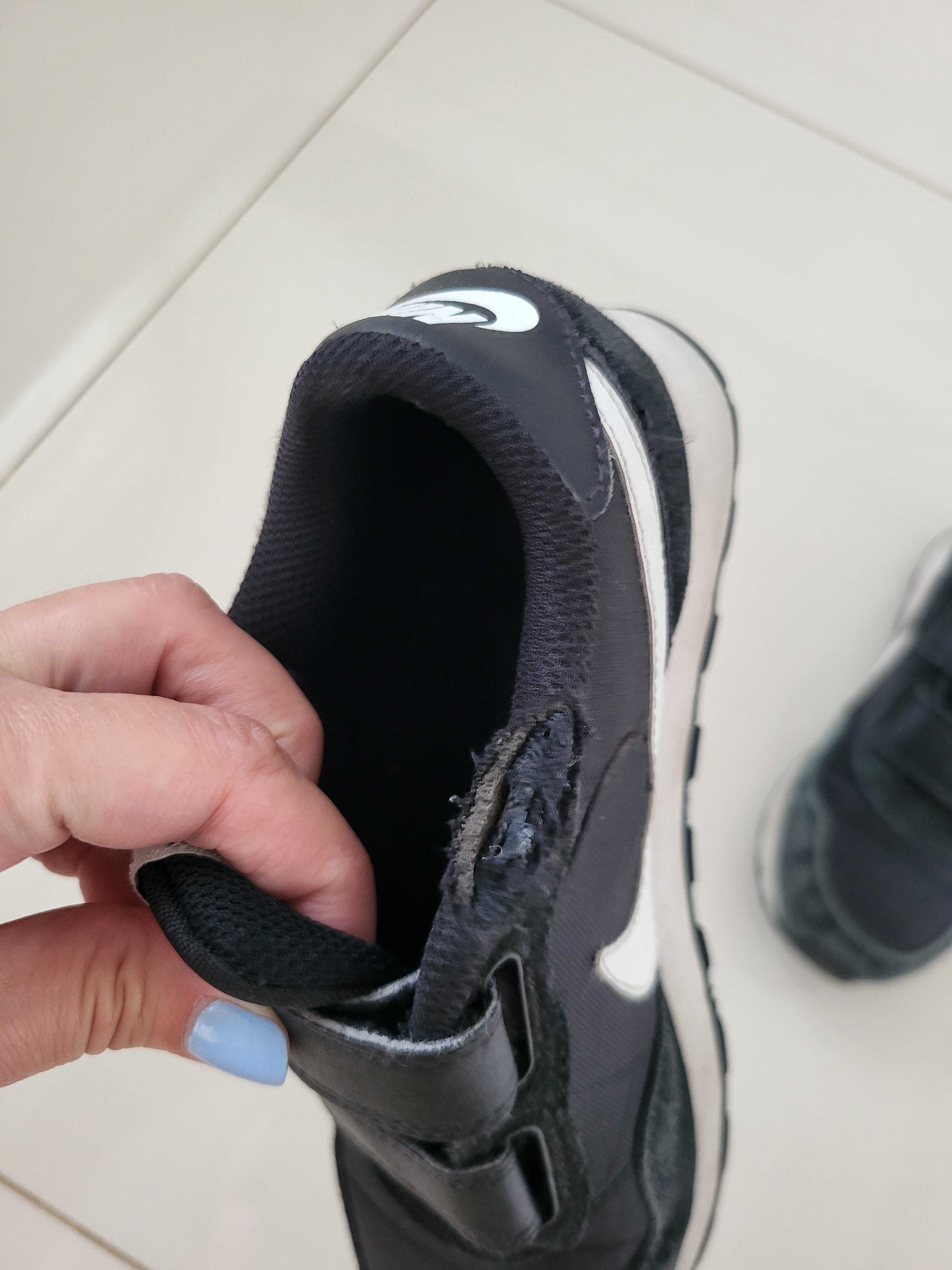 Buty sportowe chłopięce Nike na rzepy, roz. 32