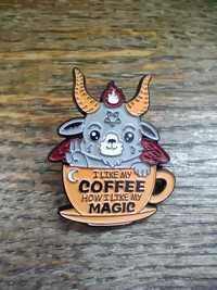 Pin przypinka Baphomet Szatan w kawie filiżanka pentagram