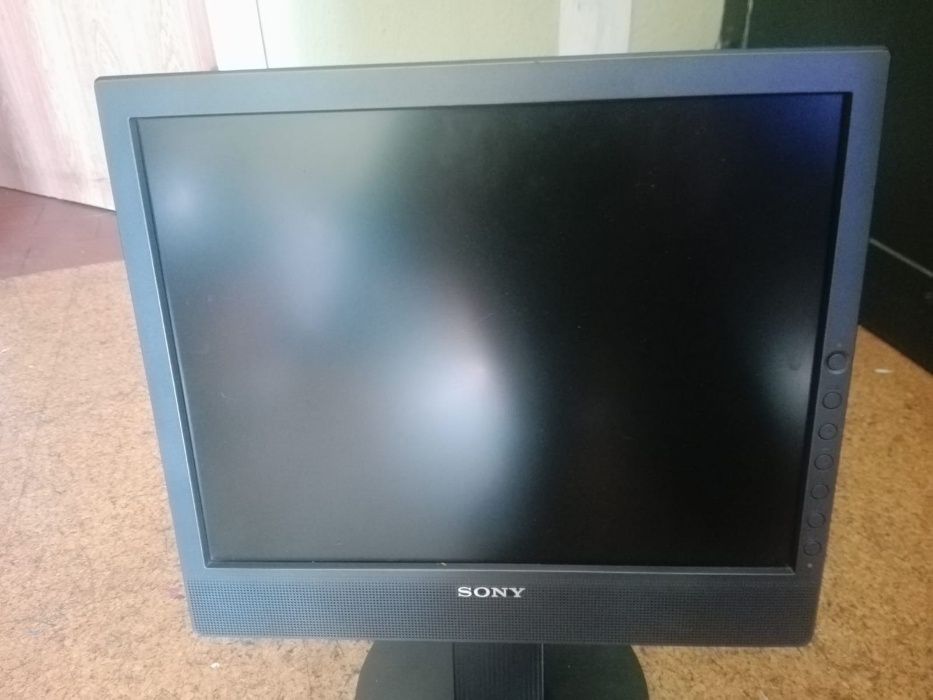 Monitor Da marca Sony LFT LCD Color computer Display a funcionar.