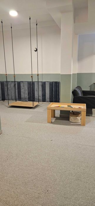 Huśtawka sensoryczna, peg wall, półki drewniane, stolik sensoryczny