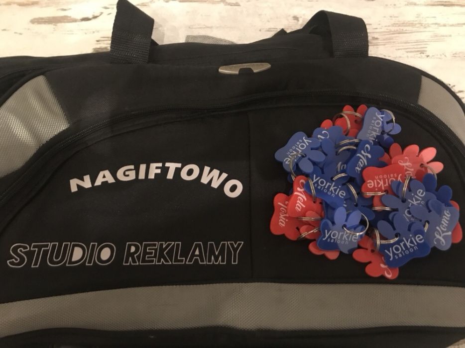 Czapka z nadrukiem wisior torba gadżety