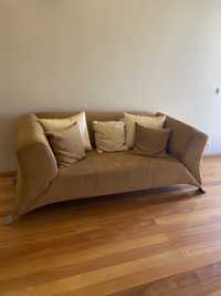 Sofa com almofadas