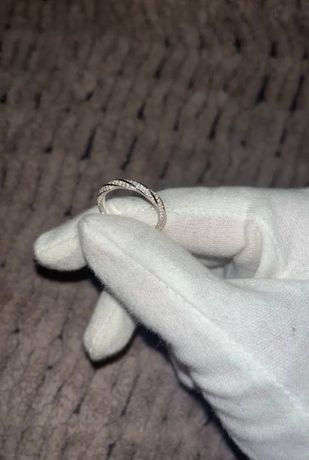 Очень красивое  кольцо с россыпью муассанитов 

В наличии очень  нежно
