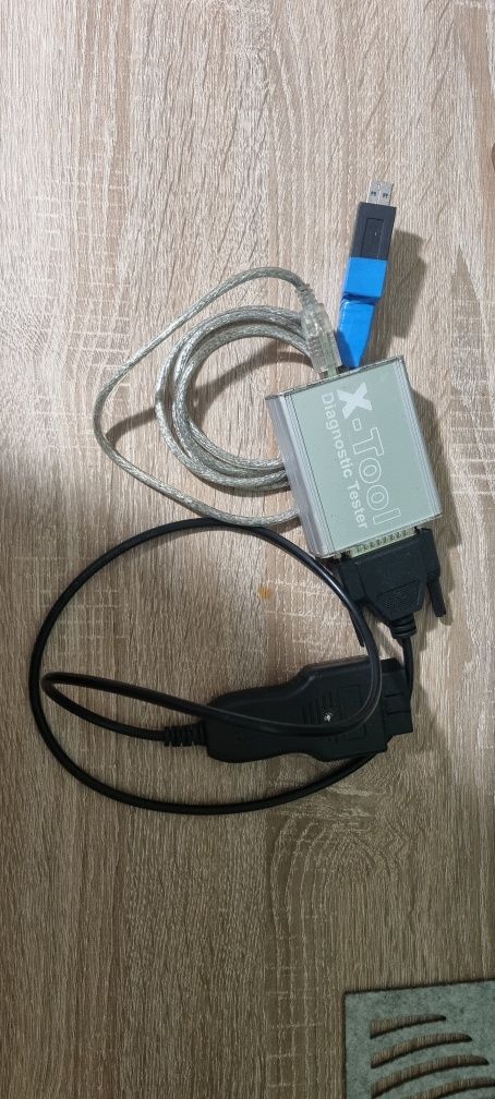 X-Tool   z  kabelem OBD