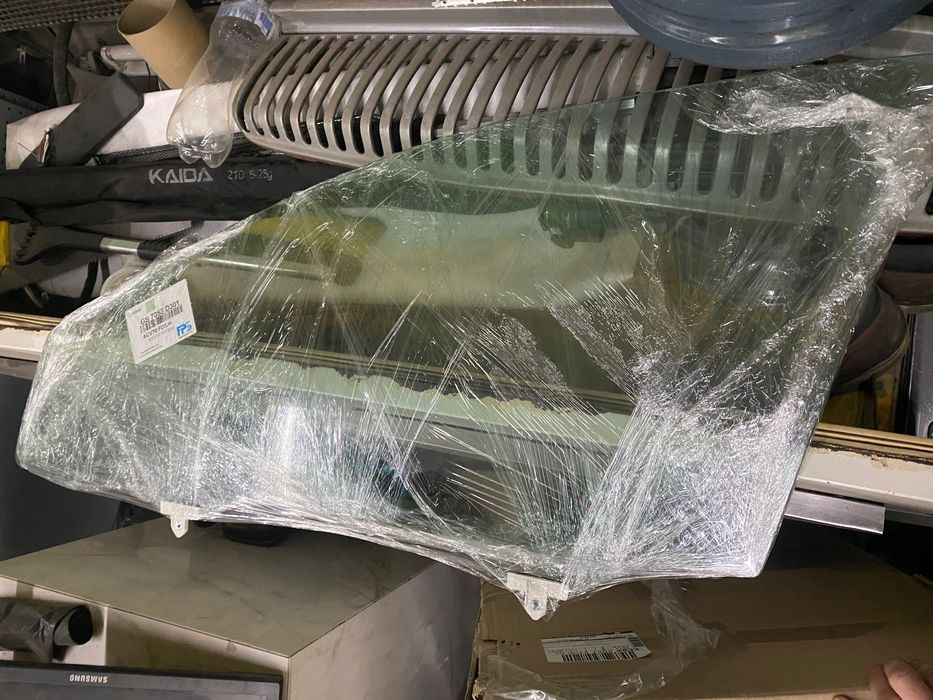 Скло стекло водійська дверь Тойота Кемрі 70, 80, нове , ліве