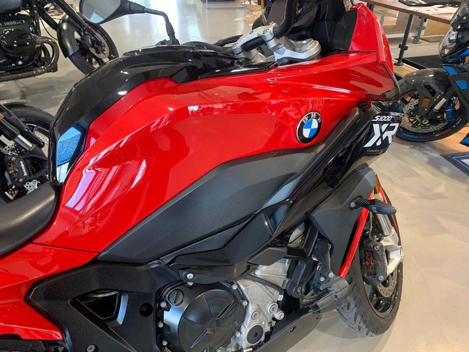 BMW S1000XR vermelha 2022