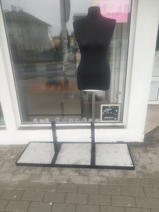 Stojak zewnętrzny ,przeciwwiatrowy na manekiny
