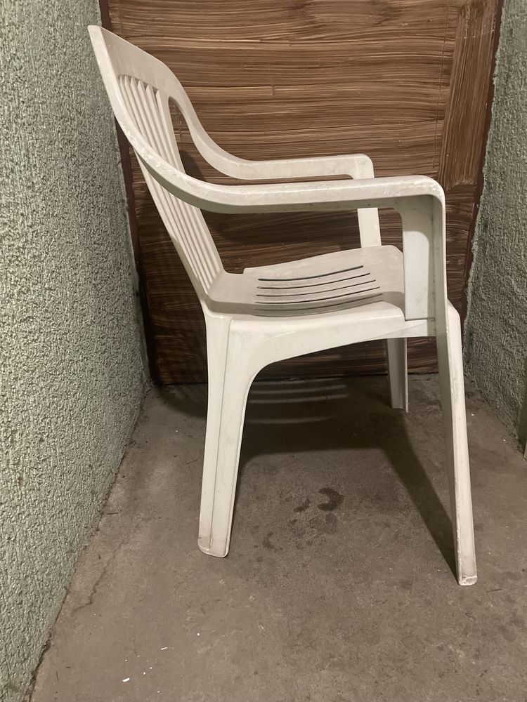 Plastikowe krzeslo fotel ogrodowy Cyrkon odbarwione białe
