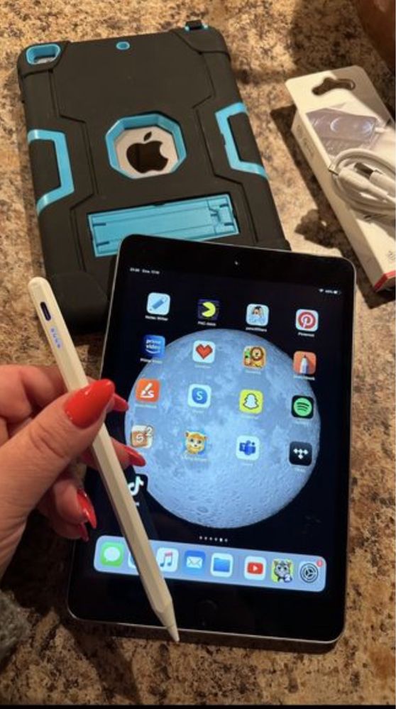 Tablet iPad Apple Retina + nowe etui + nowy kabel - super stan