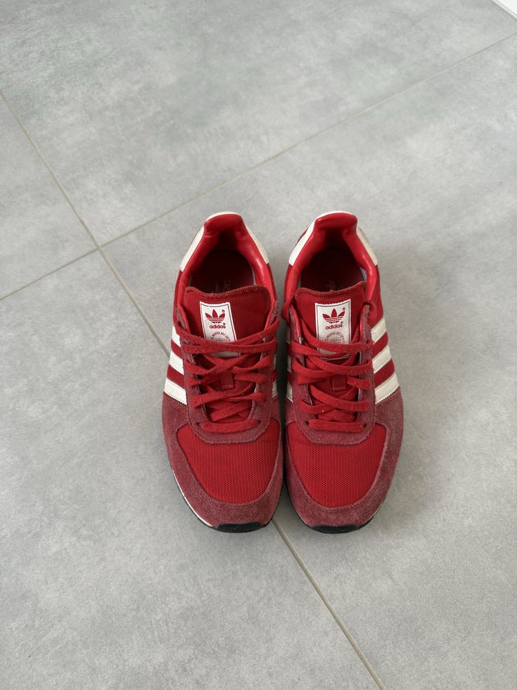 Czerwone buty sportowe adidas