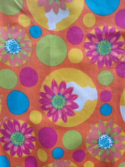 Letnia koszulka dziewczeca z krótkim rękawem i kołnierzem – intensywne