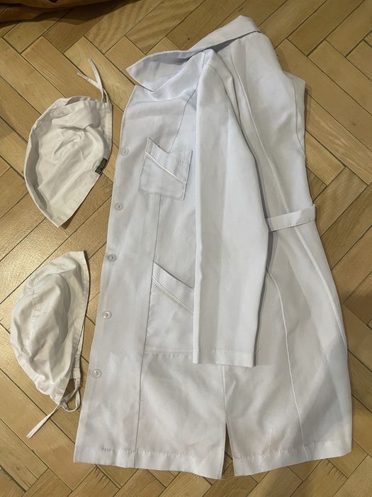 Медичний халат та дві шапочки