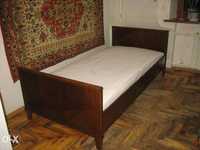 Кровать полуторная деревянная.