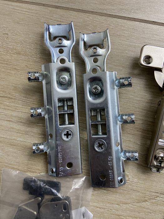 Zawiasy meblowe Blum / FGV