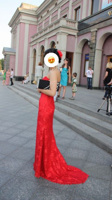 Випускна червона вечірня сукня зі шлейфом