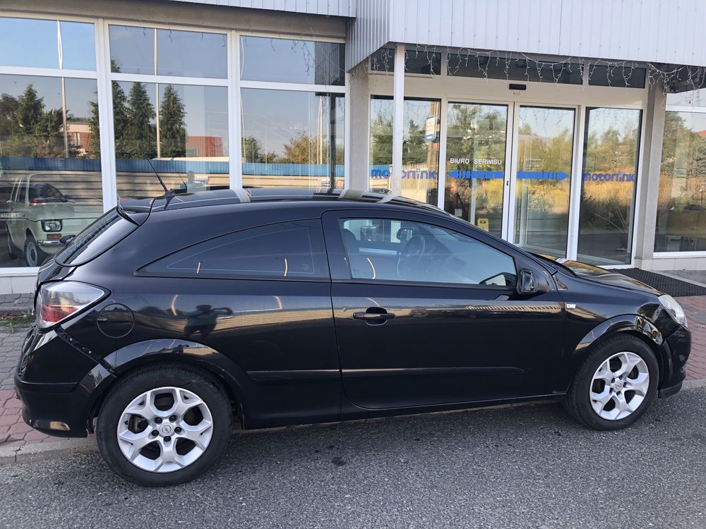 Opel Astra GTC uszkodzony