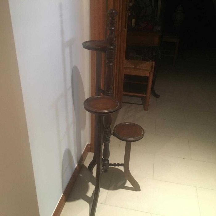 Estante com várias bases para colocar jarras/vasos etc