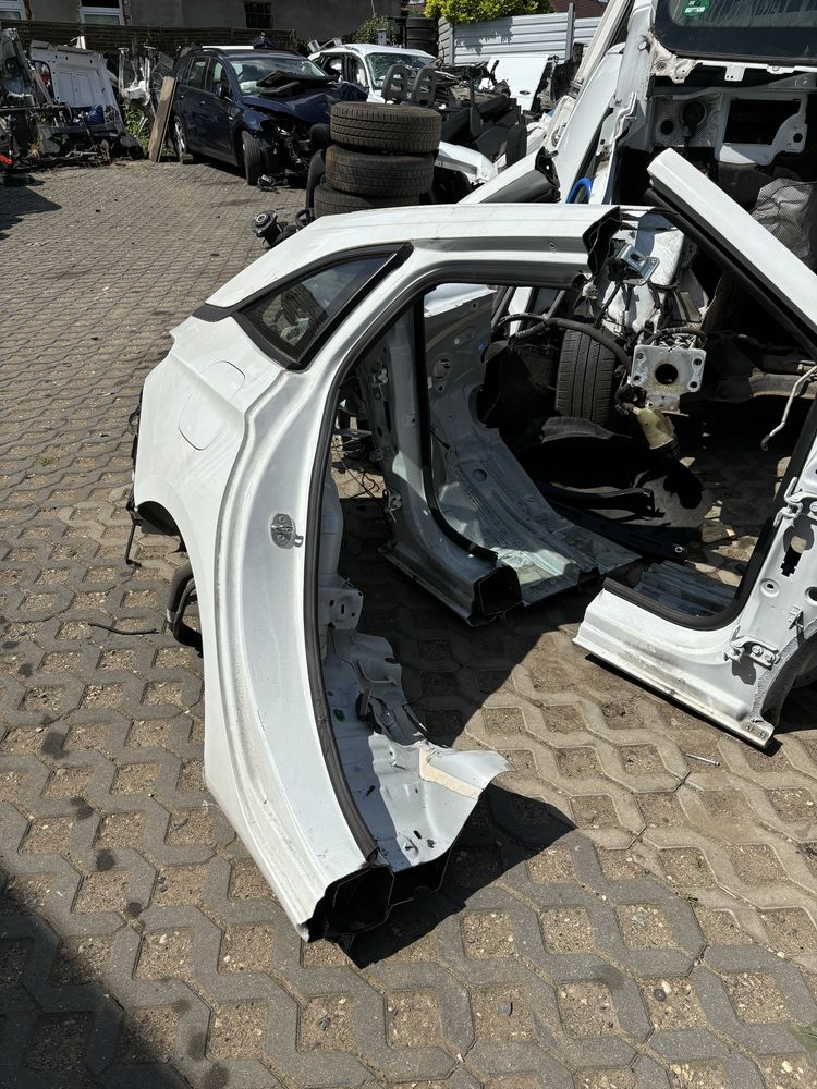 Opel Astra K kombi błotnik prawy tył y 40r