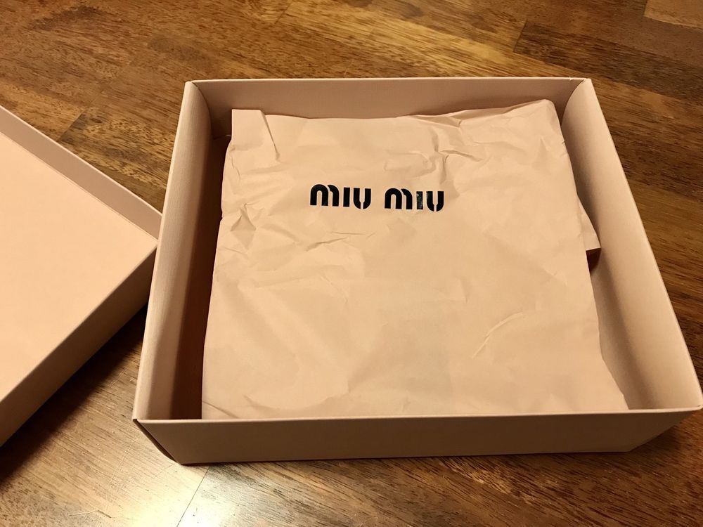 Oryginalne pudelko Miu Miu z papierowym wkaldem