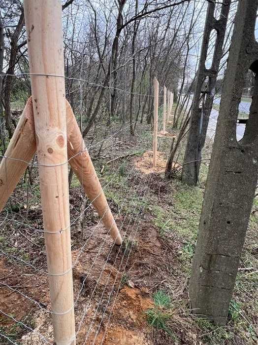 Ogrodzenie budowlane, zabezpieczenie działki siatką leśną.