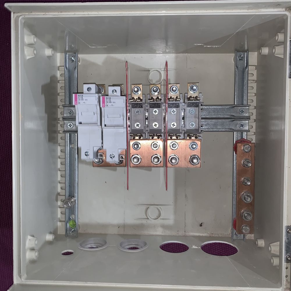 Quadro eléctrico P2-100 equipado e com portinhola