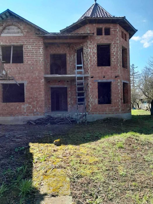 Будинок в стадії будівництва з господапськими спорудами в с Ванчиківці