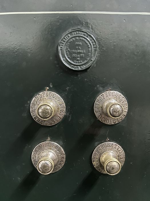 Cofre antigo em ferro