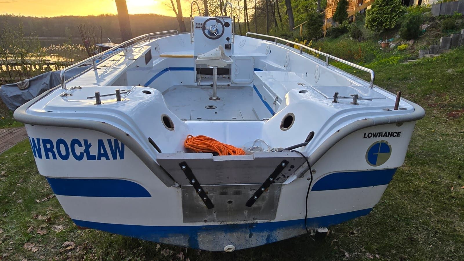 Łódź motorowa z silnikiem elektrycznym