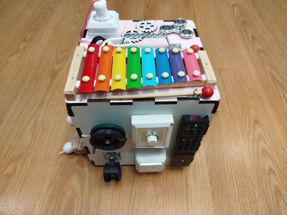 Дитячій розвиваючій багатофункціональний бізікуб