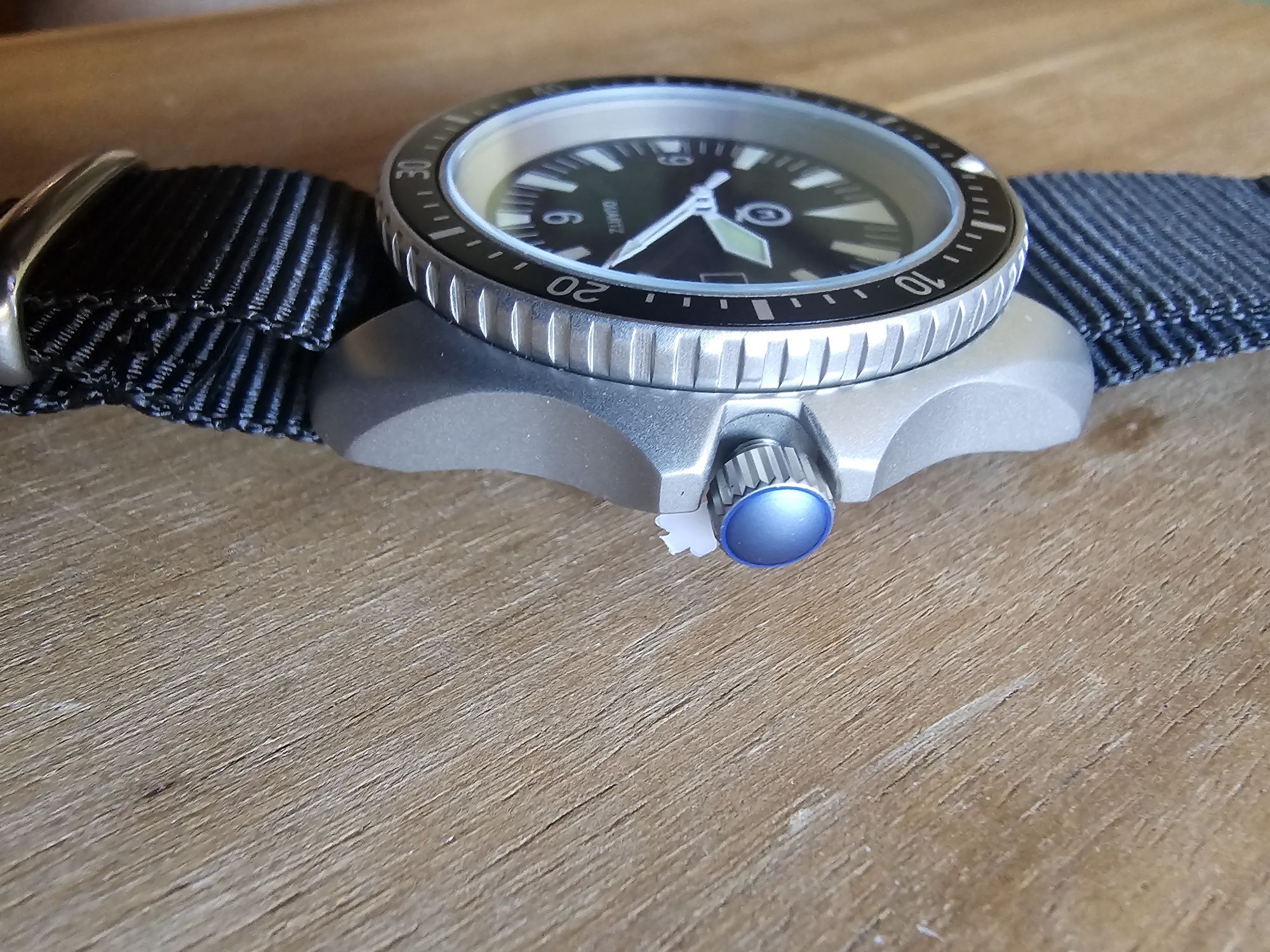 Diver QIMEI, szafir, Wr300m, qwarc Seiko