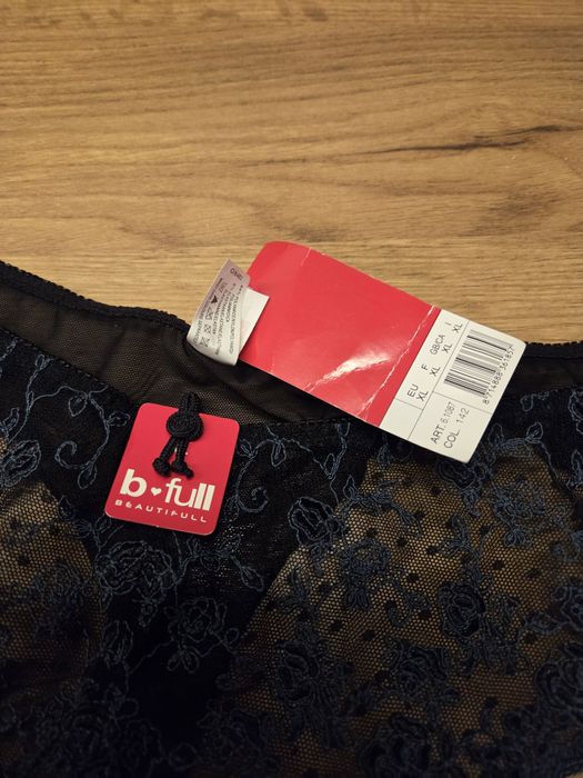 Nowe, ciemne stringi z koronką