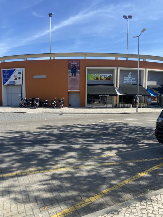 Alugo espaço junto praça touros Almeirim