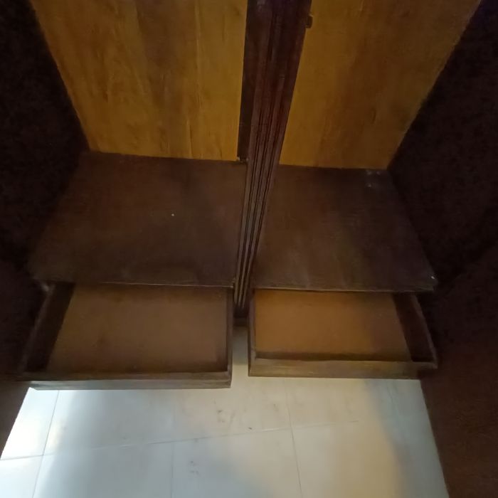 Roupeiro antigo com duas gavetas