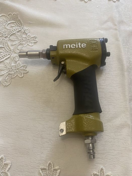 Pistolet tapicerski Meite