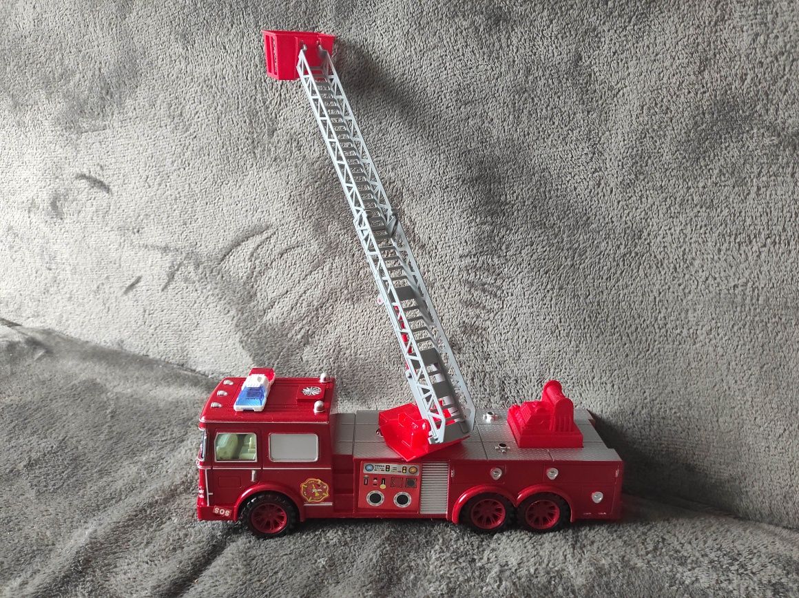 Wóz strażacki. Straż pożarna