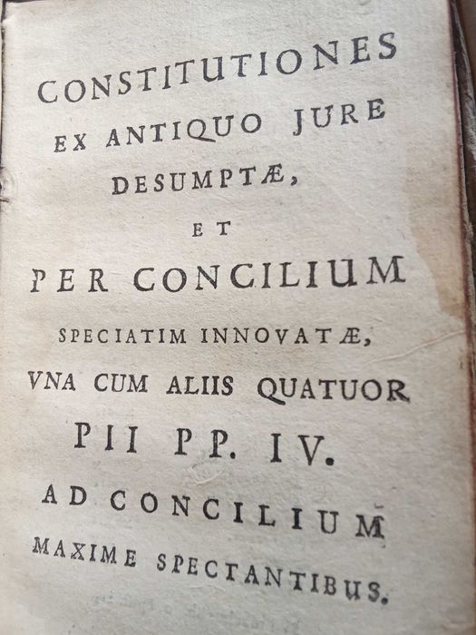 Livro com capa em pergaminho concílio tridentino